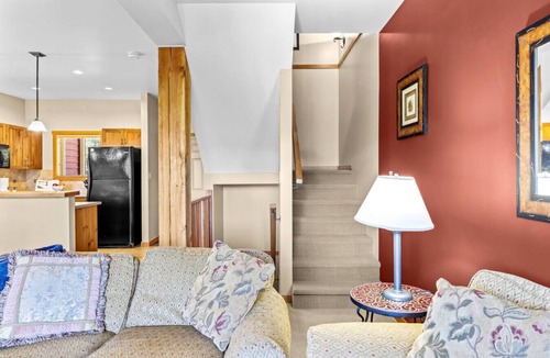 Golden Villa | Whispering Pines 3BR Townhouse Views + Hot Tub
