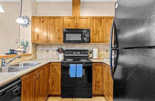 Golden Villa | Whispering Pines 3BR Townhouse Views + Hot Tub