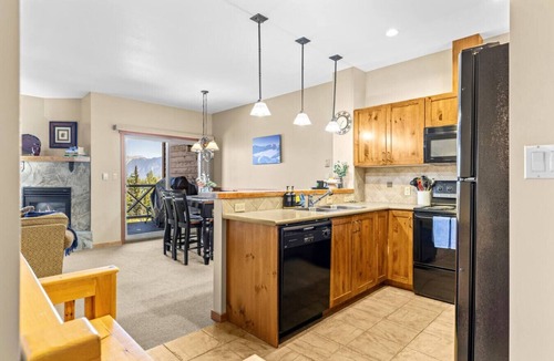 Golden Villa | Whispering Pines 3BR Townhouse Views + Hot Tub