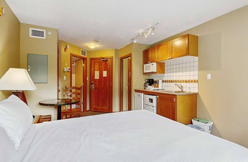Village North Hotel | Whistler - Cascade Lodge 230