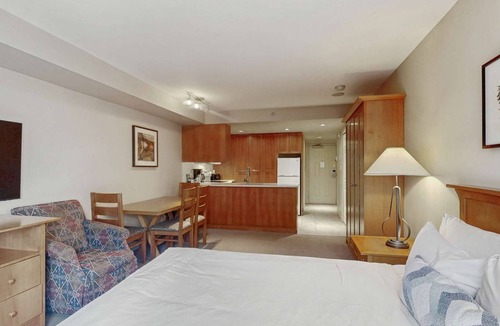 Whistler Village Hotel | Whistler - Whistler Peak Lodge 305