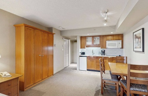Whistler Village Hotel | Whistler - Whistler Peak Lodge 504
