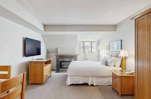 Whistler Village Hotel | Whistler - Whistler Peak Lodge 504