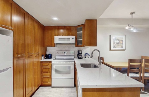 Whistler Village Hotel | Whistler - Whistler Peak Lodge 513