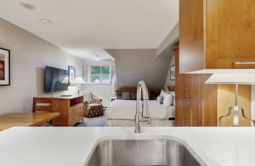 Whistler Village Hotel | Whistler - Whistler Peak Lodge 4407