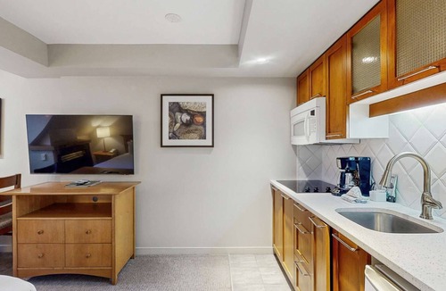 Whistler Village Hotel | Whistler - Whistler Peak Lodge 527