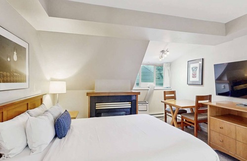 Whistler Village Hotel | Whistler - Whistler Peak Lodge 527