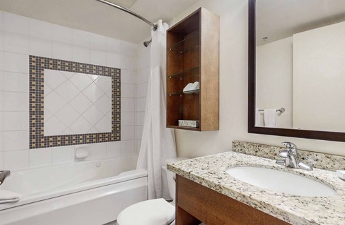 Whistler Village Hotel | Whistler - Whistler Peak Lodge 527