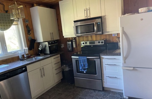 Madawaska Valley Cottage | White Fox Lakehouse new HOT TUB & SAUNA