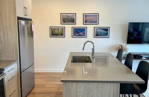 Golden Condo | Whitetooth Vista Luxury Downtown Condo Mtn Views