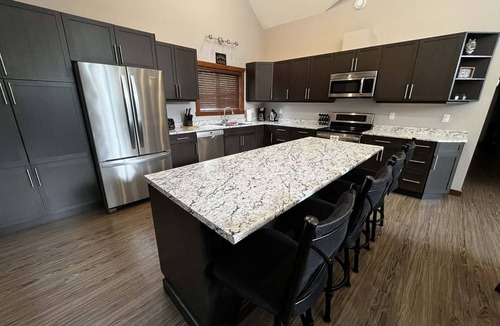 Valemount House | Wolf Den Cabin Rental - Dog Friendly!