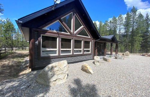 Valemount House | Wolf Den Cabin Rental - Dog Friendly!