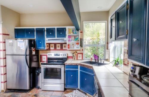Juan de Fuca Electoral Area Villa | Wonderland Adventure Home - UNIQUE STAY With Hot Tub & Pond