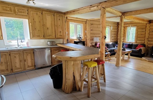 St-Adolphe-d'Howard Ski Chalet | Wood log cottage with SPA, lake, paddleboard & kayaks