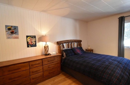 St-Adolphe-d'Howard Ski Chalet | Wood log cottage with SPA, lake, paddleboard & kayaks