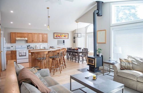 Windermere Cabin | Year-Round Getaway in Windermere B.C. - Enjoy the Lake and Mountains!