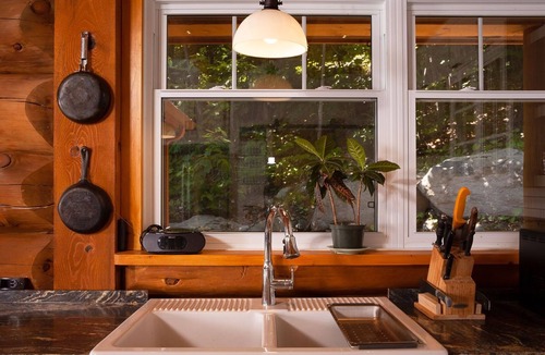 Sainte-Adele Ski Chalet | You’ll be charmed by this stunning log cabin perched on the mountainside.