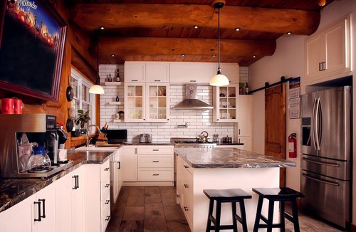 Sainte-Adele Ski Chalet | You’ll be charmed by this stunning log cabin perched on the mountainside.
