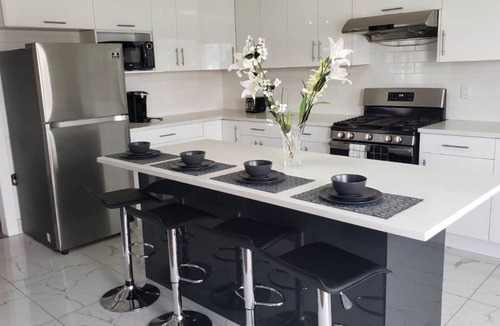 Surrey House | Your Mansion | 9 beds Cozy Comfy Renovated Luxury