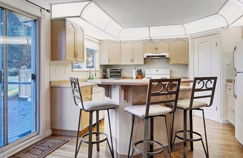 Central Alberta Cottage | Your next cozy lakefront retreat!