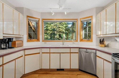 Windermere House | Ziggy | Pvt Beach Access | Lake Views | Fireplaces