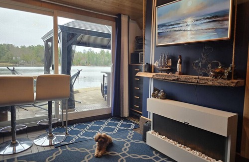 Gravenhurst Cottage | ZuKaLand Lakehouse|Rooftop Terrace|Optional Cedar WoodFired Cedar Hot Tub & Sauna
