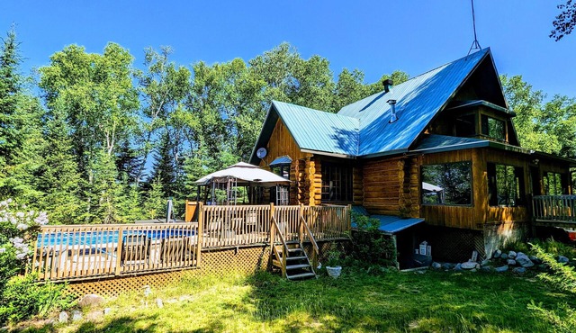 1- Bouleau : Log home by a river & a small pond on 50 acres land in the forest