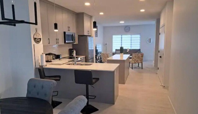 1 King & 1 Queen 2 BRMS 2.5 BATHS & Garage Parking