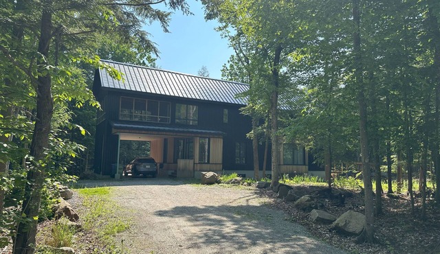 110 Wood Smoke - Modern Wilderness Lakehouse only 6 minutes to Edelweiss Ski