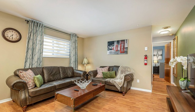 1100 - CHIC DESIGNER LOVELY BEAUTIFUL COZY FLAT 1BDR