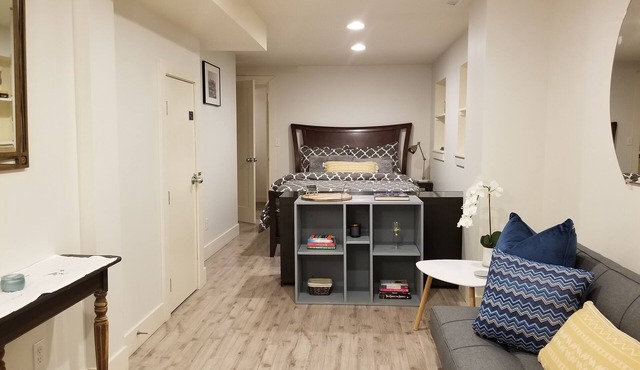 1Bd/1Bth w/kitchenette, 1 mile to Space Needle, 75 walk score, free parking