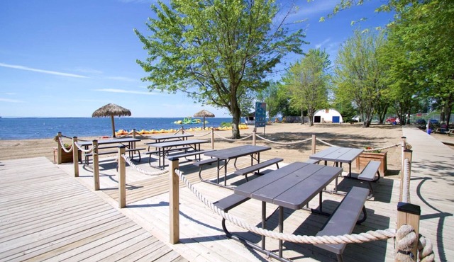 1BR Apartment by the Water - 40 mins to Montreal /Airport /Autoroute 20 access