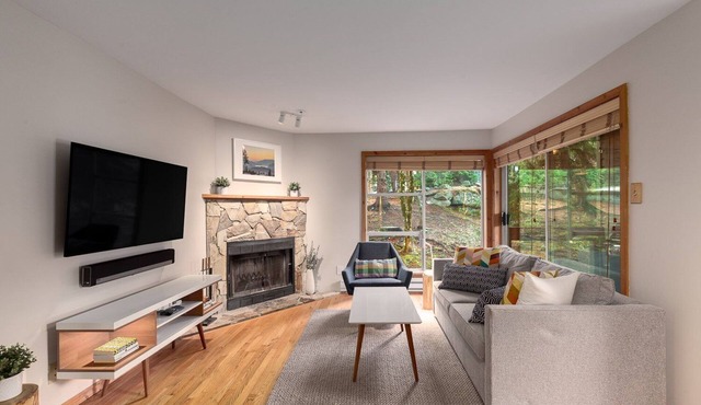 1BR | Powderview - Creekside | Bright & Cozy | Private Ski Storage | Fireplace | Free Parking