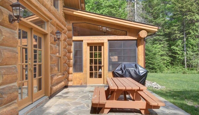 1km to lake, log house & hot tub
