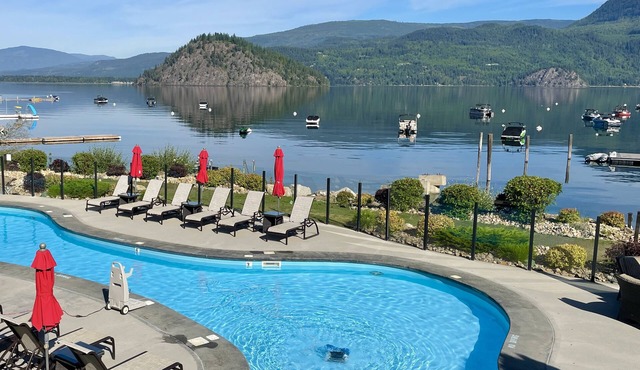 1st. CLASS Waterfront RESORT: Pool/Hot Tub/Clubhouse/Boat Moorage/Patios