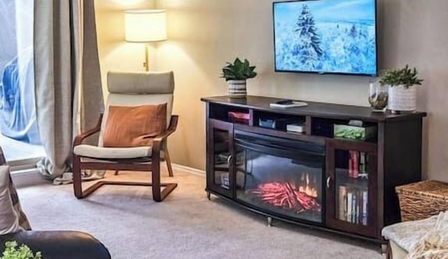2 BDRM/Lakeside/Pool/AC