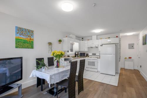 2 Bds suite beautiful Yard near PNE