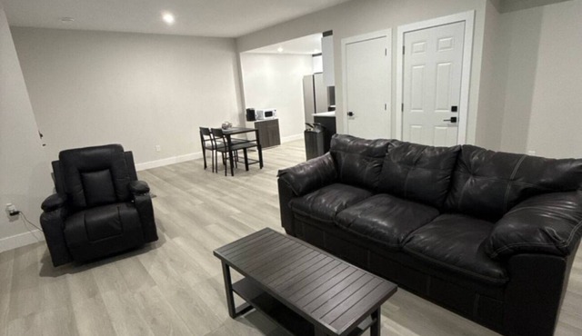 2 Bed 1 Bath pet friendly duplex in amazing location 2 min walk to school/park