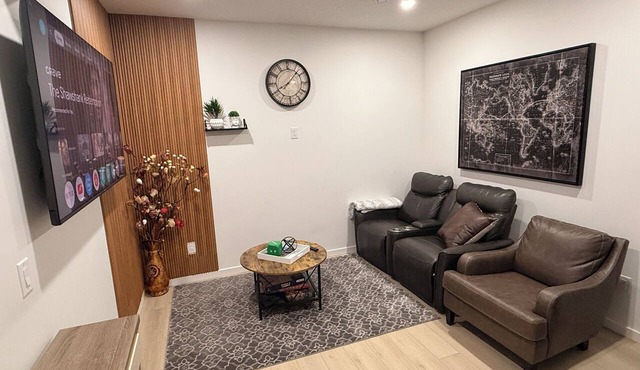 2-Bed, 2-Bath Home: Perfect for Work, Relaxation, and Exploring Calgary & Banff.