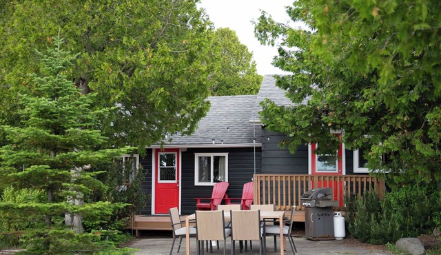 2 Bed Renovated Waterfront Cottage | Kayak