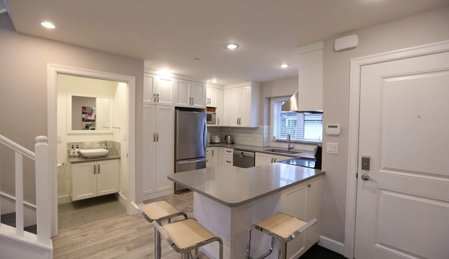 2 Bedroom 1.5 Bath Private Laneway Cottage In Kitsilano - Arbutus, Vancouver