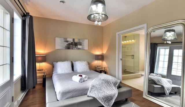 2 bedroom 2 bath, 2 balconies condo with free parking & Hi speed WIFI