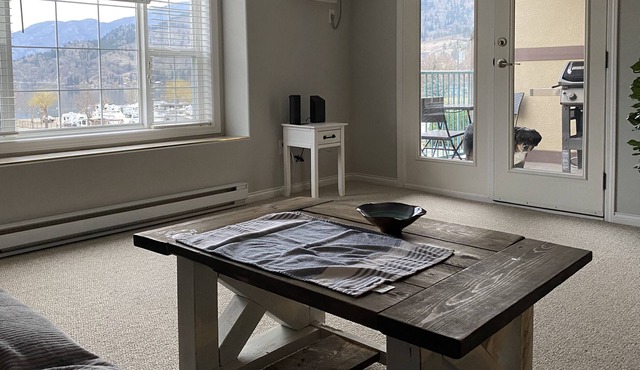 2 bedroom condo on Skaha lake 10 mins to Penticton