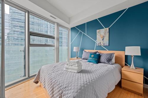 2 Bedroom Condo CN Tower & Lake View Balcony