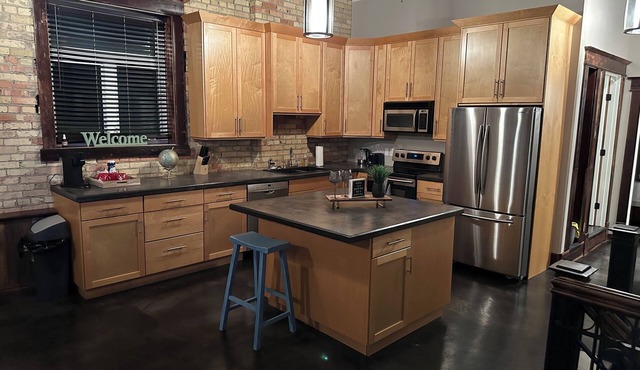 2 BEDROOM, DESIRABLE LOCATION in the heart of downtown, close to all amenities.