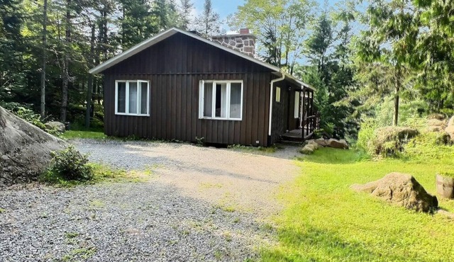2 bedroom waterfront cottage on lake Duhamel in Mont-Tremblant