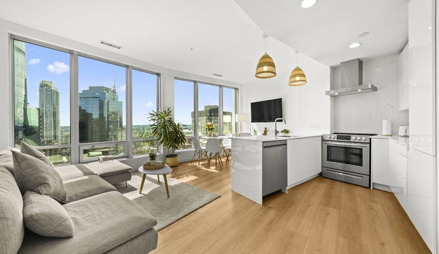 2 BR Downtown Oasis, AC & stunning views