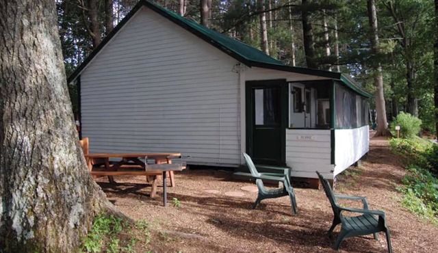 2 BR Waterfront Cottage Overlooking the Water and Mountain Sunsets!