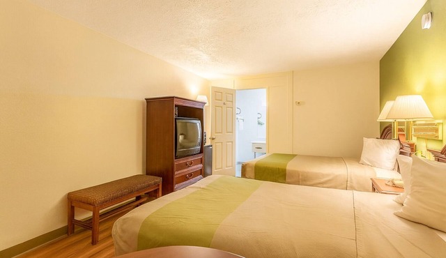 2 Comfortable Rooms w/Nearby Edgewood Attractions