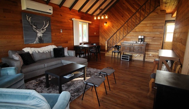 2 hrs from Winnipeg Lakefront Vacation Rental Cottage